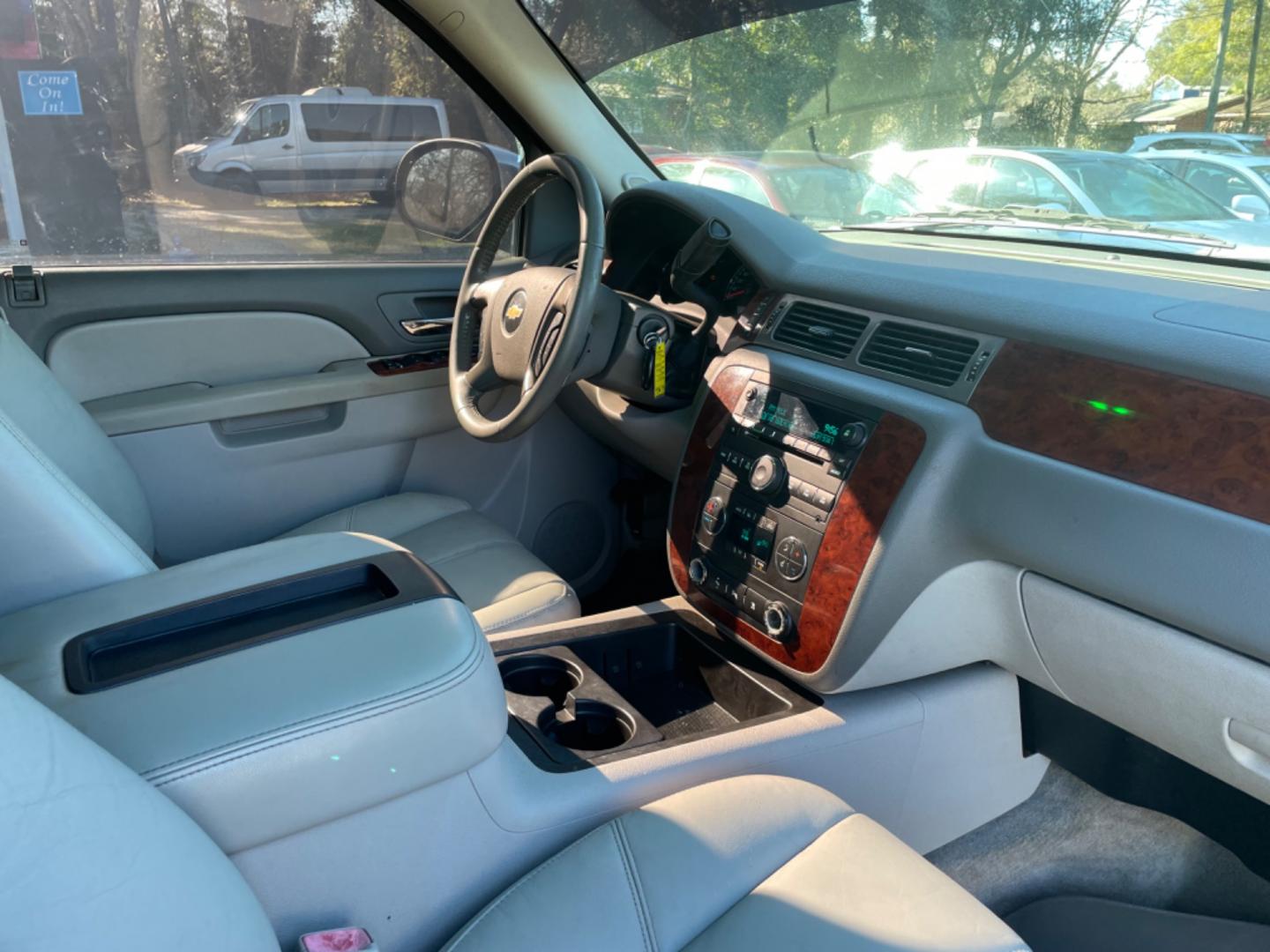 2011 BLACK CHEVROLET AVALANCHE LT (3GNMCFE09BG) with an 5.3L engine, Automatic transmission, located at 5103 Dorchester Rd., Charleston, SC, 29418-5607, (843) 767-1122, 36.245171, -115.228050 - Leather, CD/AUX/Sat, backup Camera, Dual Climate Control, Power Everything (windows, locks, seats, mirrors), All-weather Mats, Keyless Entry, Running Boards, Tow Package, Alloy Wheels. 174k miles Located at New Life Auto Sales! 2023 WINNER for Post & Courier's Charleston's Choice Pre-owned Car Deale - Photo#8